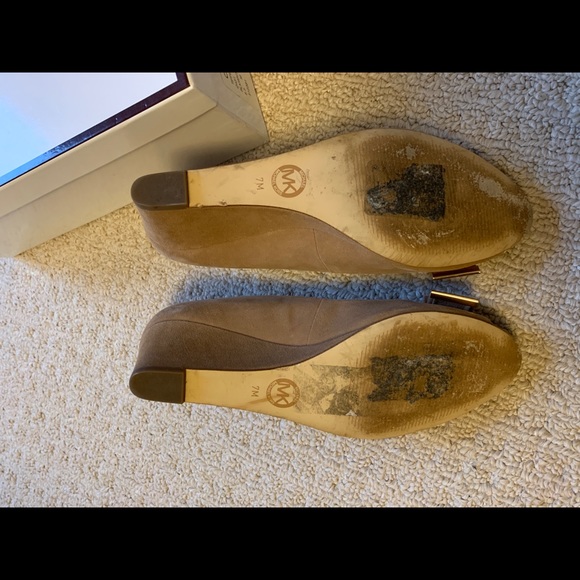 Michael Kors Tan Suede Bow Wedges size 7 - Picture 4 of 6